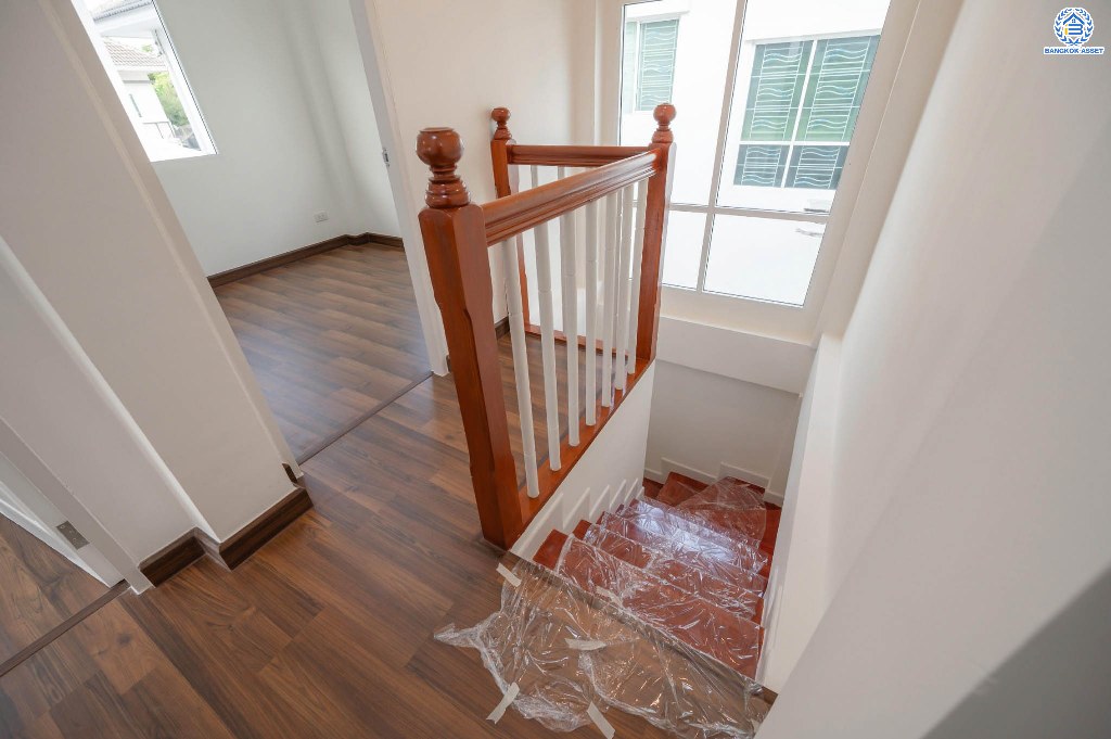 บ้านมือสองตกแต่งใหม่ โครงการ แลนซีโอคริป ปิ่นเกล้า-วงแหวนฯ เนื้อที่กว้าง 35.30 ตร.ว. ฟังก์ชัน 3 ห้องนอน 2 ห้องน้ำ 1 ที่จอดรถ บนทำเลเดินทางสะดวก เชื่อมต่อถนนกาญจนาภิเษก เข้า-ออกได้หลายเส้นทาง  ใกล้รถไฟฟ้าสายสีม่วง "สถานีสามแยกบางใหญ่" และจุดขึ้นทางด่วน "ศรีรัช"...